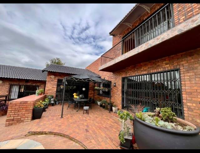 4 BEDROOM FREEHOLD FOR SALE IN GLENVISTA